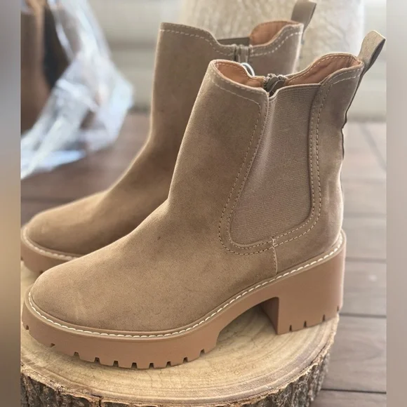 Nwt Women's Block Heel Chelsea Boots Faux Suede Memory Foam Universal Thread - Picture 6 of 12